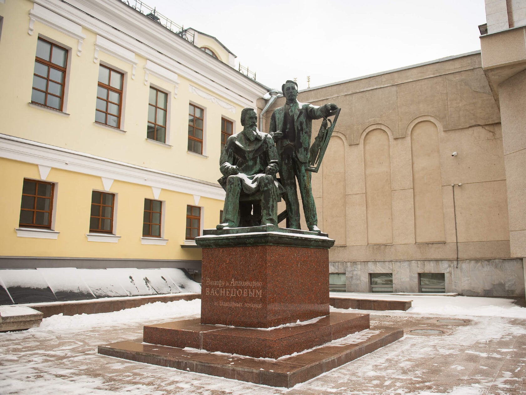 Памятник В.М. и А.М. Васнецовым